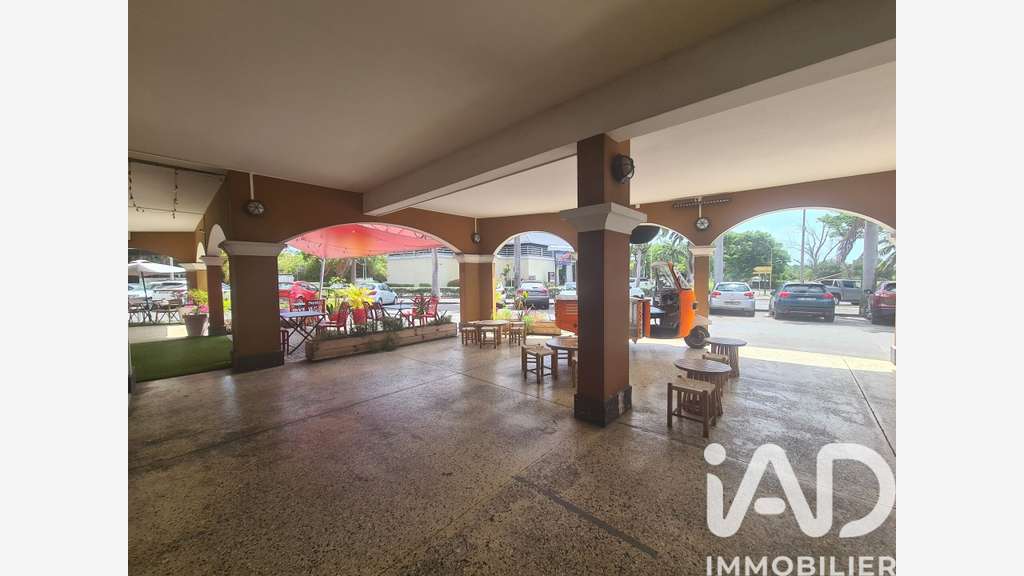 Vente 2 locaux commerciaux loués à Saint-François