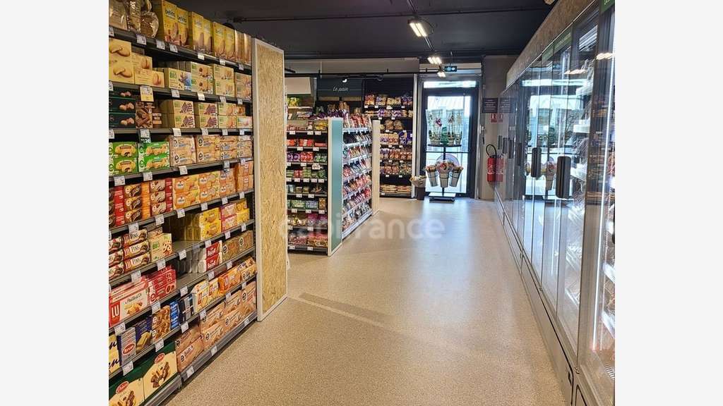 Vente local commercial 324m² centre Saint-Génis