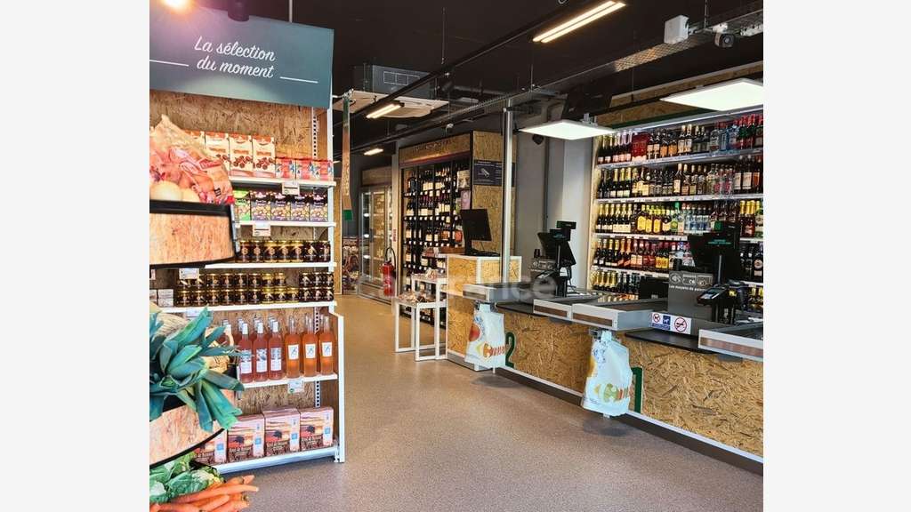 Vente local commercial 324m² centre Saint-Génis
