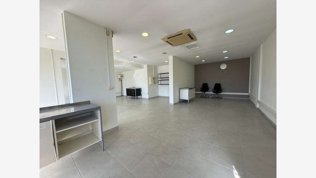 Vente local professionnel 153m² à Saint-Jean