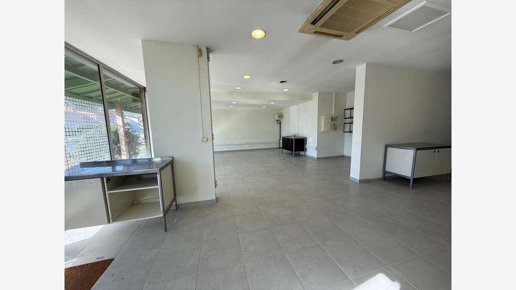 Vente local professionnel 153m² à Saint-Jean