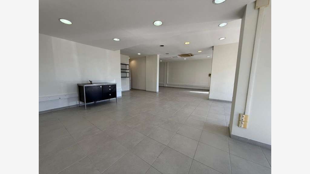 Vente local professionnel 153m² à Saint-Jean