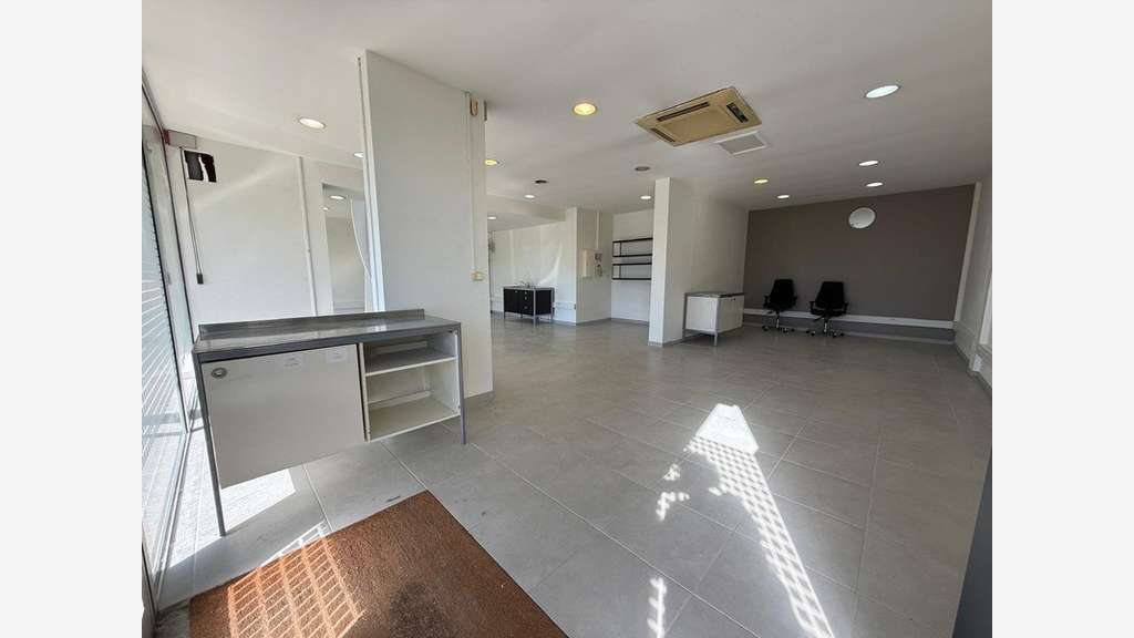 Vente local professionnel 153m² à Saint-Jean