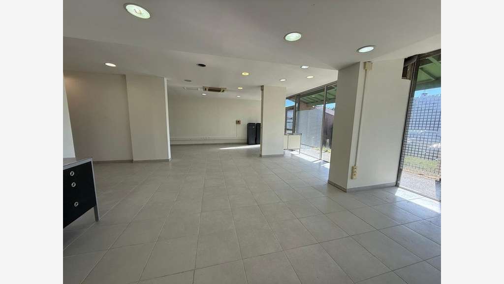 Vente local professionnel 153m² à Saint-Jean