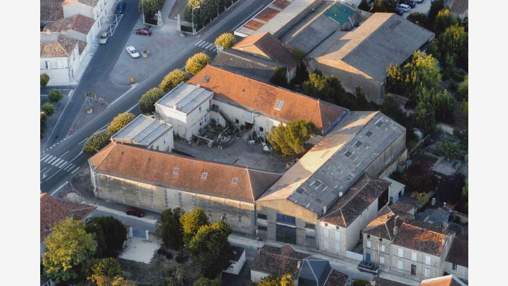 Vente immeuble mixte 1350m² à Saint-Jean-d'Angély