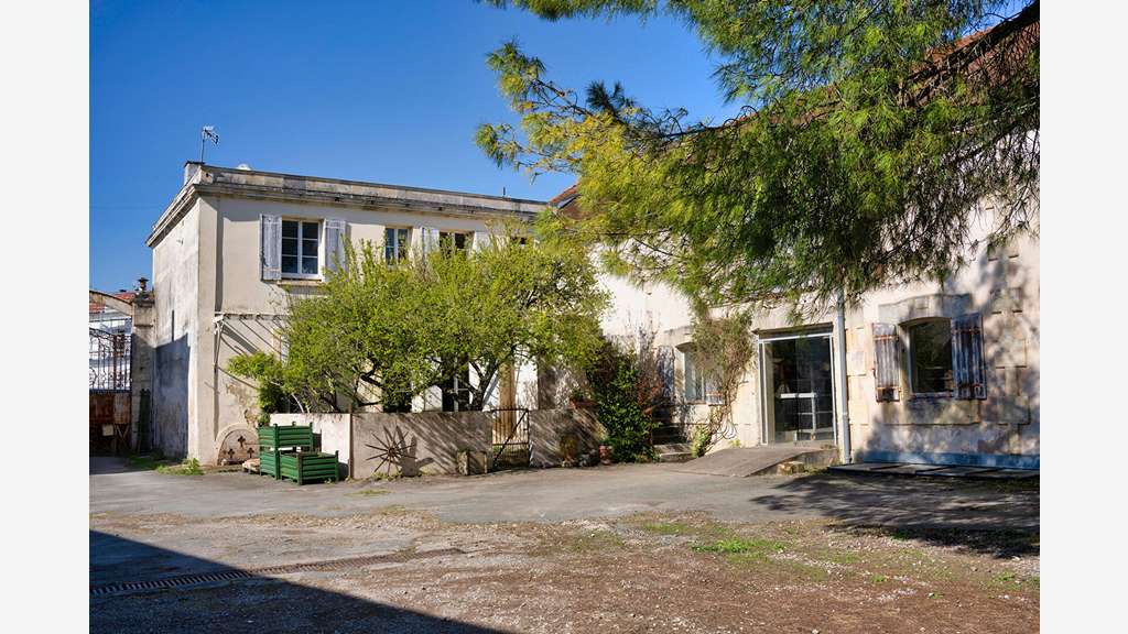 Vente immeuble mixte 1350m² à Saint-Jean-d'Angély