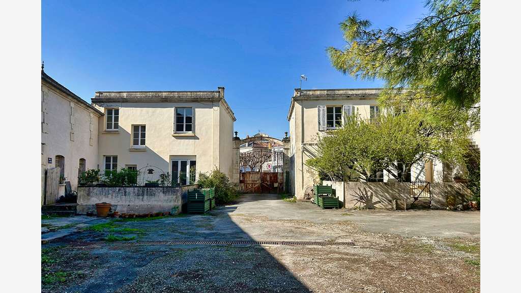 Vente immeuble mixte 1350m² à Saint-Jean-d'Angély