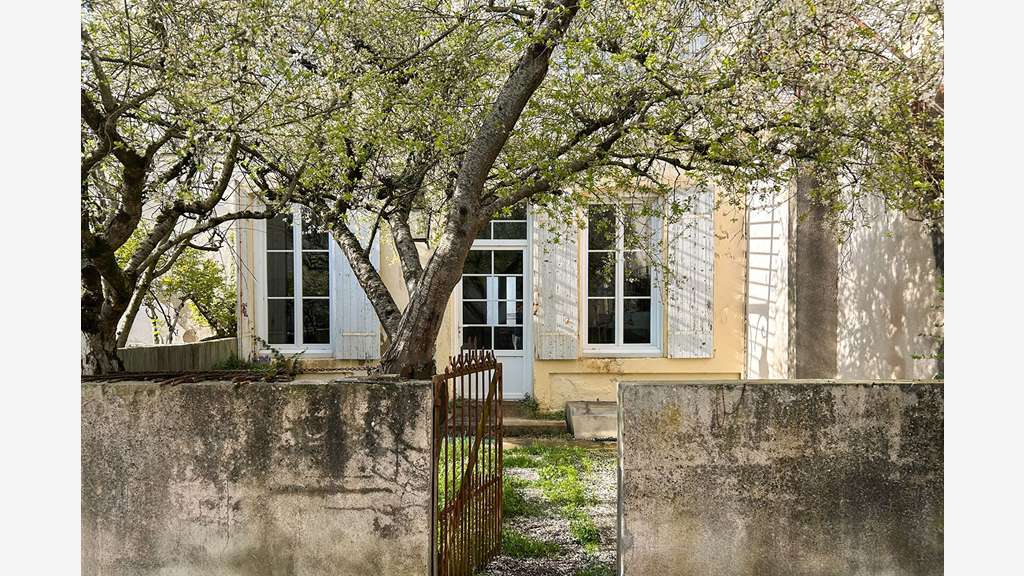 Vente immeuble mixte 1350m² à Saint-Jean-d'Angély