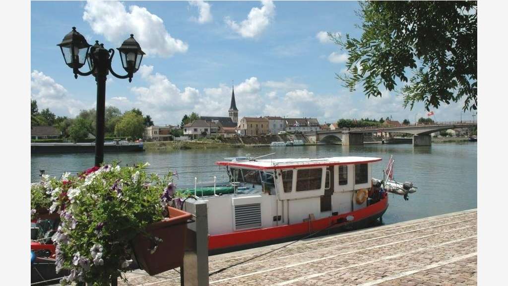 Cession murs hôtel à rénover en bord de Saône