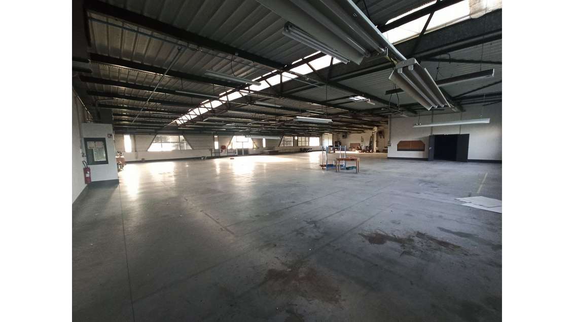 VENTE, PROCHE ST JUNIEN, 1.300m² ATELIERS/BUREAUX