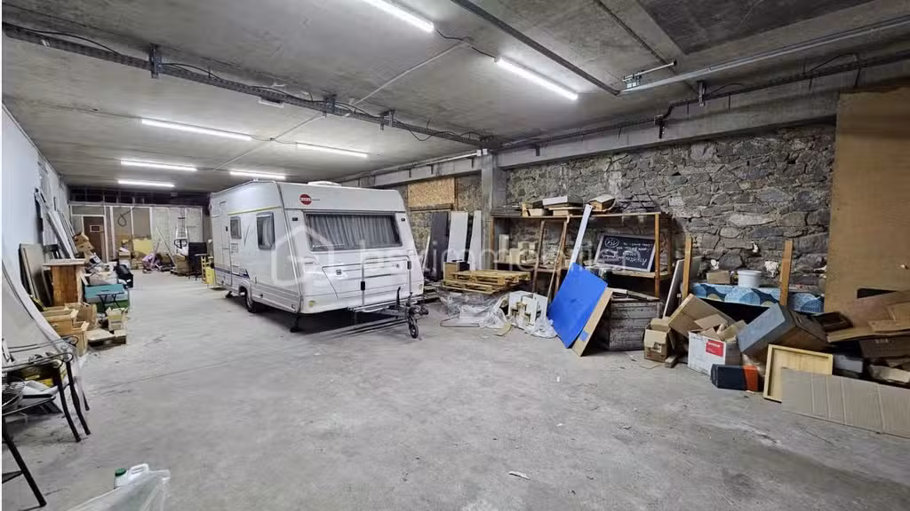 Local 444m² à Saint-Just-la-Pendue centre-bourg