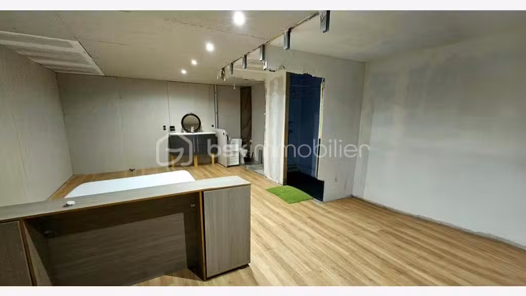 Local 444m² à Saint-Just-la-Pendue centre-bourg