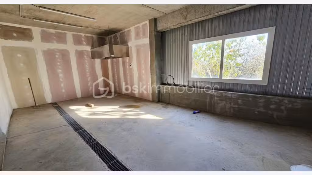 Local 444m² à Saint-Just-la-Pendue centre-bourg