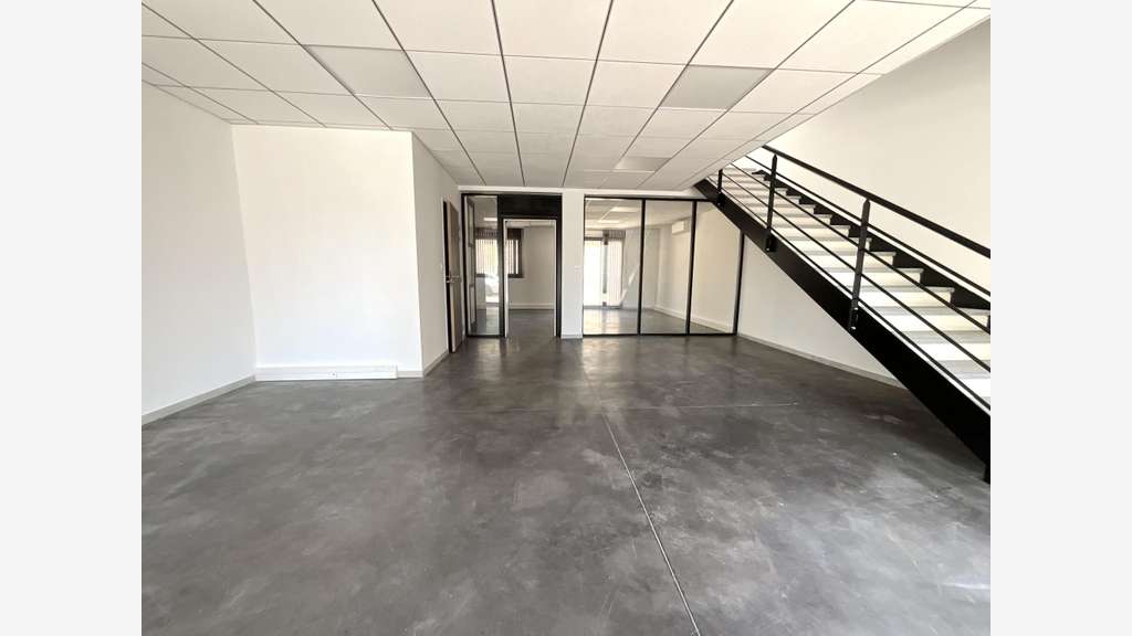 Vente bureaux 150m² à Saint-Laurent-de-Mure A432