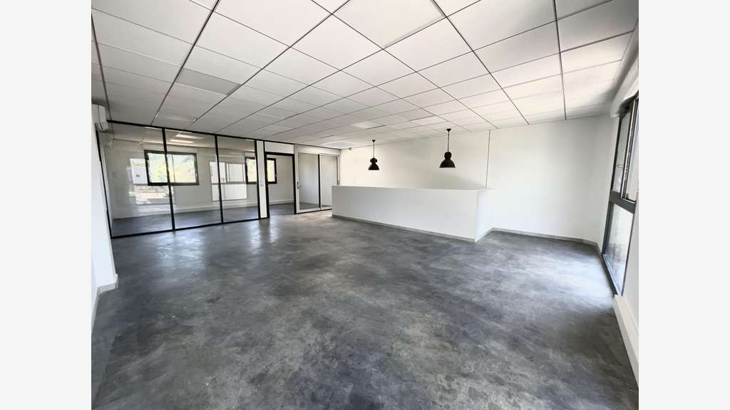 Vente bureaux 150m² à Saint-Laurent-de-Mure A432