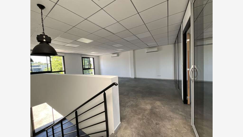 Vente bureaux 150m² à Saint-Laurent-de-Mure A432