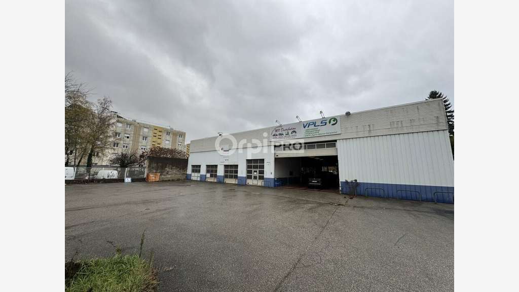 Local commercial 1500m² à vendre à Saint-Marcellin