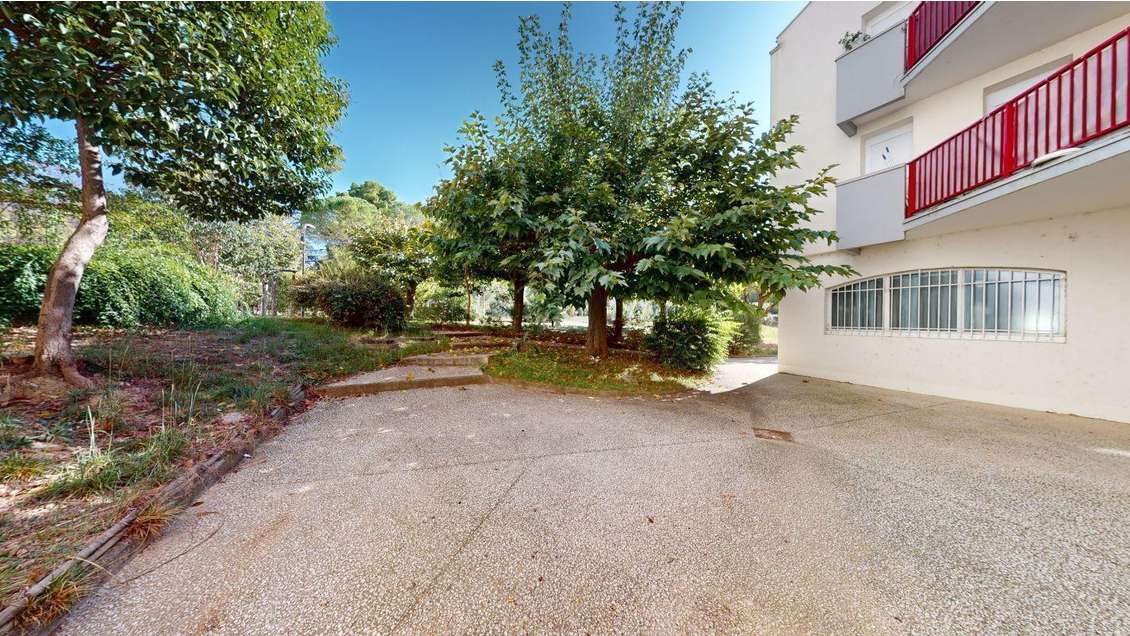 Local commercial loué poss lib 25m² 69000 euros