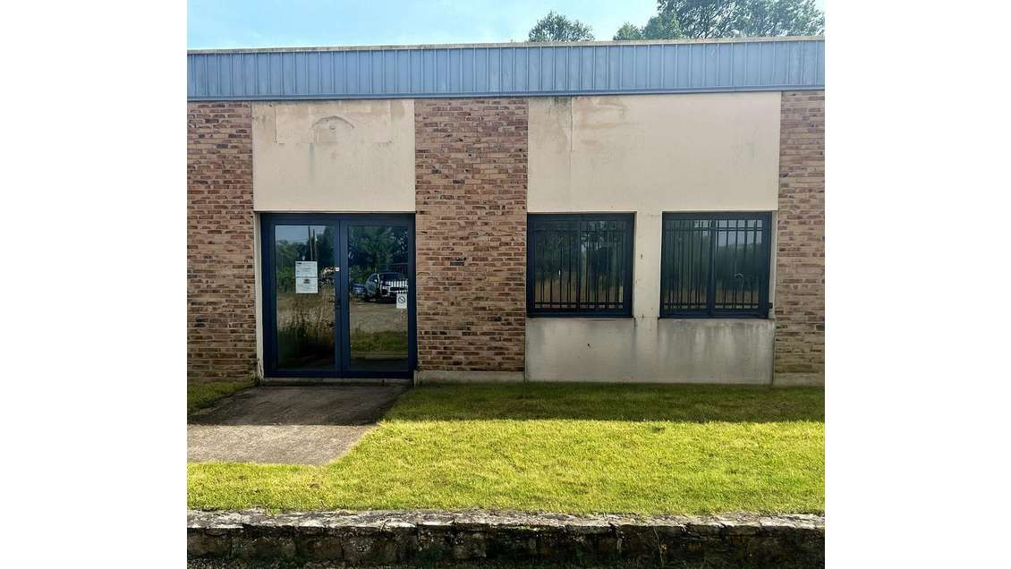 Vente entrepôt 2000m² + terrain 3500m² proche A89