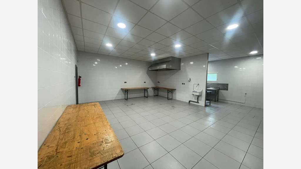 Vente murs commerciaux 800m² sur 5000m² à Mérignac