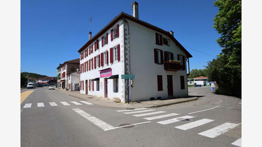 Local 31m², réserve, bureau, cave à Saint-Palais