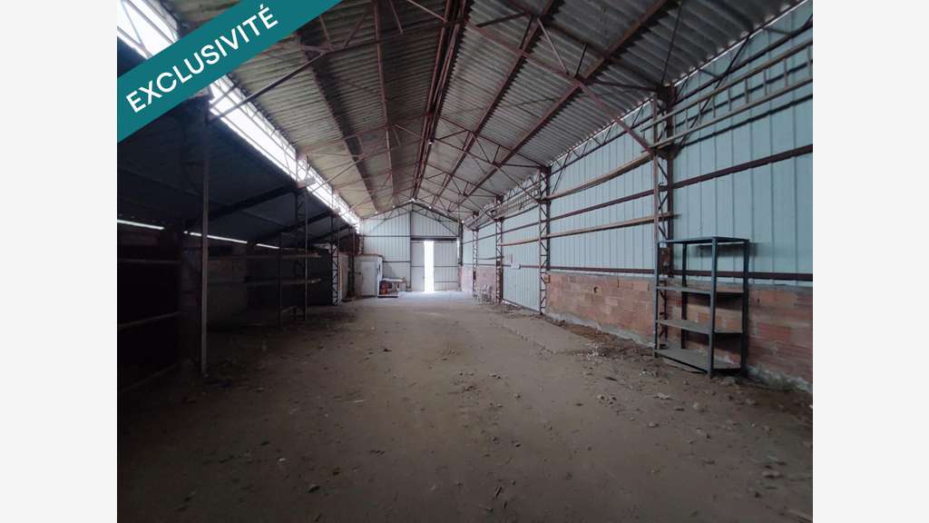 Entrepôt 373m² sur terrain constructible à St-Père