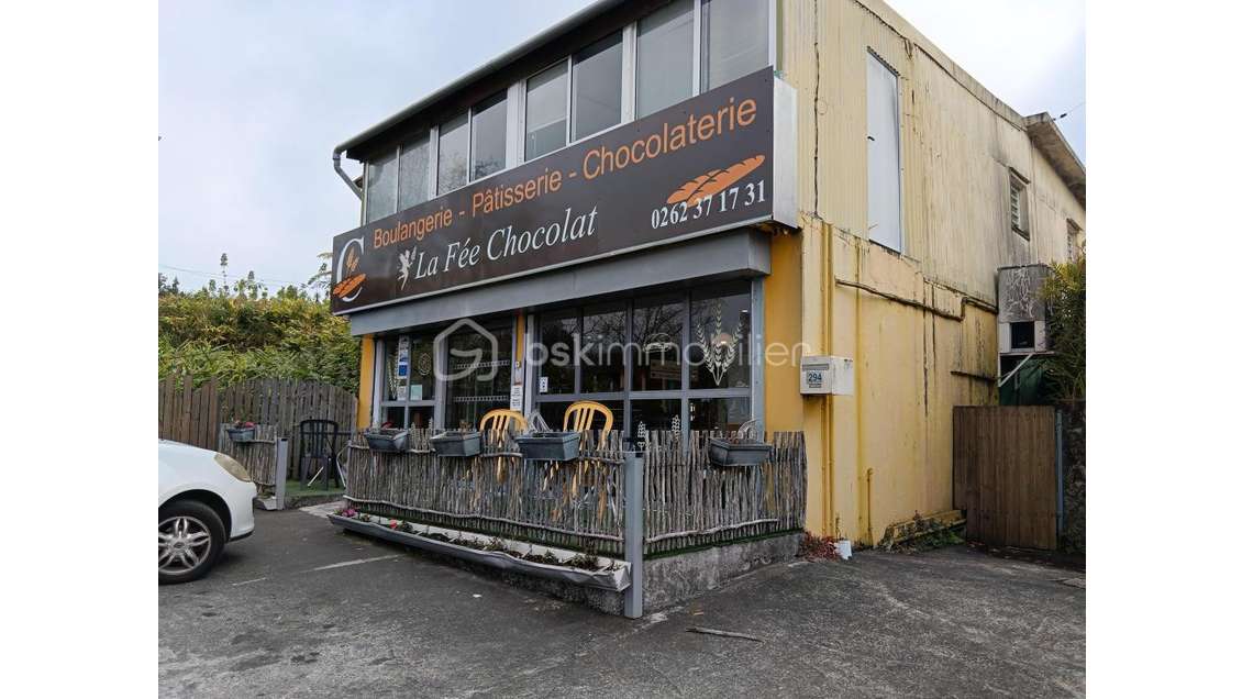 Local commercial spacieux avec terrasse et