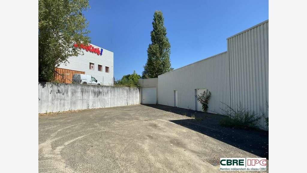 Vente local commercial 1100m² à St Pierre du Mont