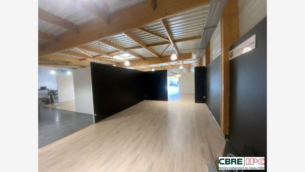Vente local commercial 1100m² à St Pierre du Mont