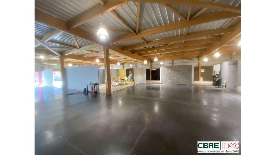 Vente local commercial 1100m² à St Pierre du Mont