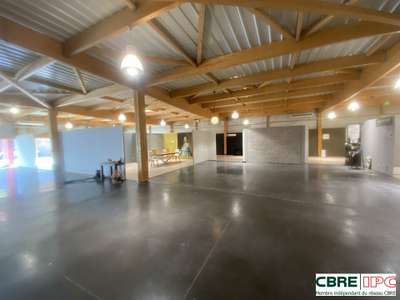 Vente local commercial 1100m² à St Pierre du Mont