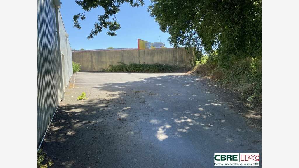 Vente local commercial 1100m² à St Pierre du Mont