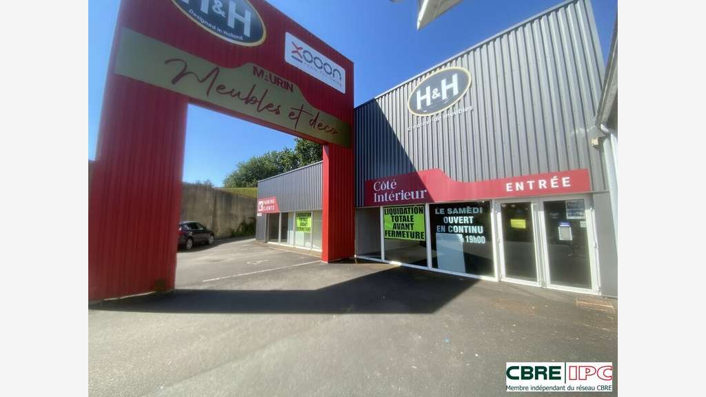 Vente local commercial 1100m² à St Pierre du Mont