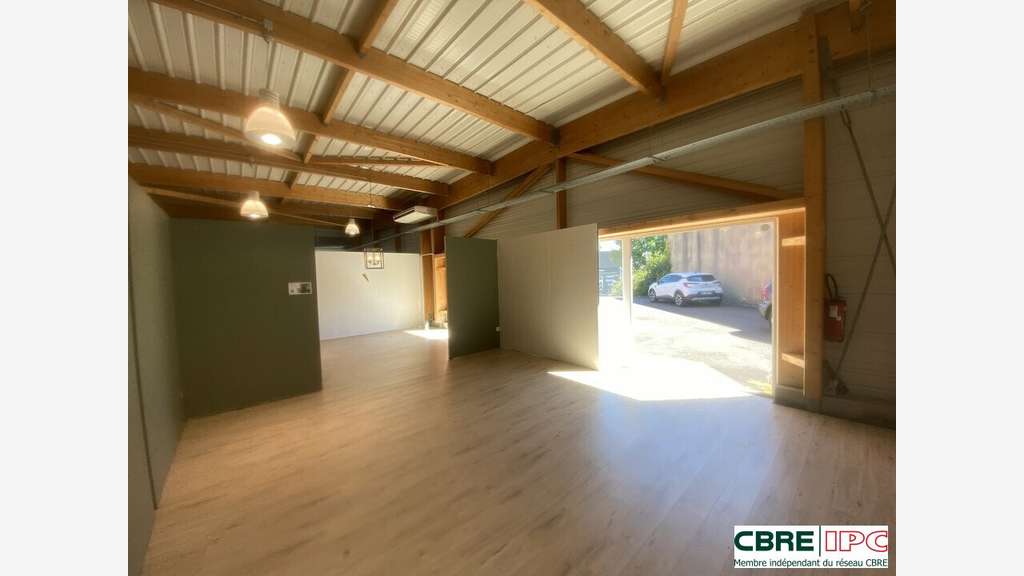 Vente local commercial 1100m² à St Pierre du Mont