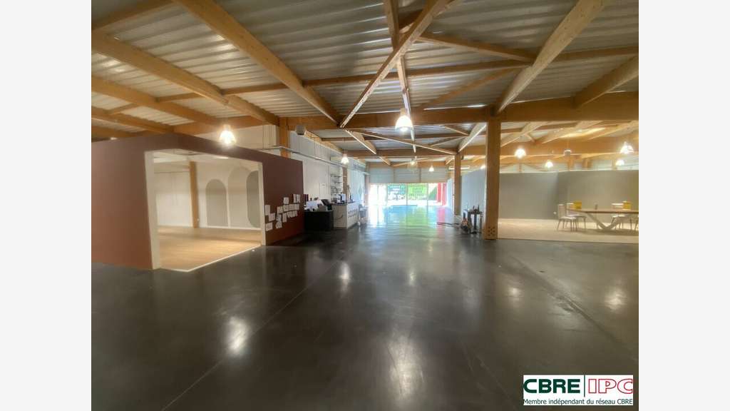 Vente local commercial 1100m² à St Pierre du Mont