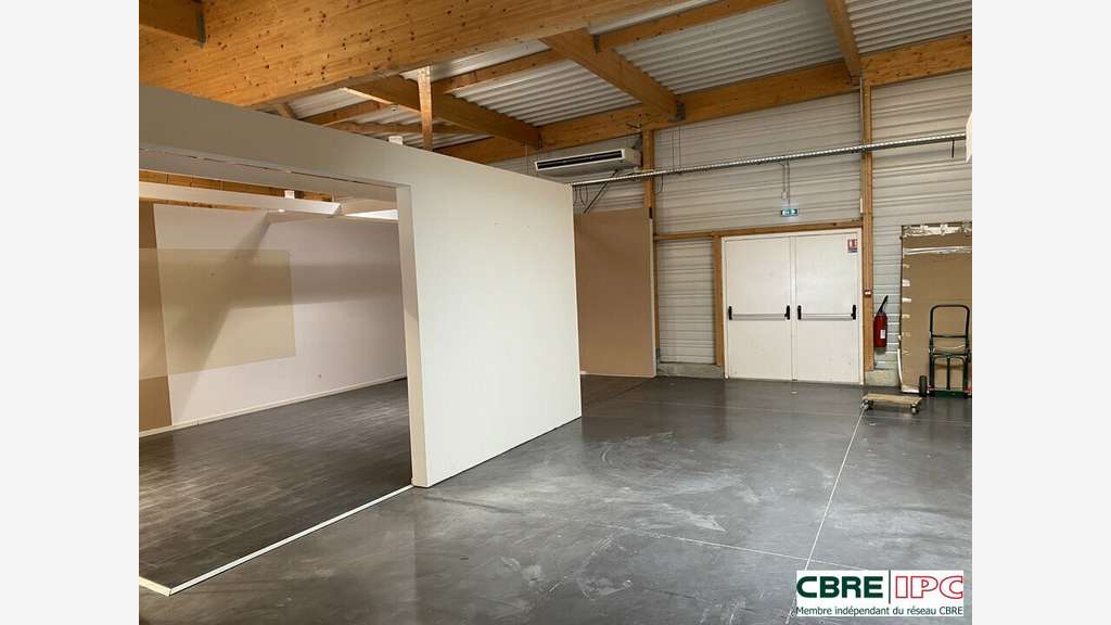 Vente local commercial 1100m² à St Pierre du Mont