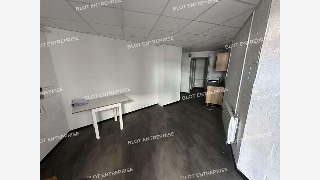 Local commercial 830m² en ZAC à Saint-Thuriau