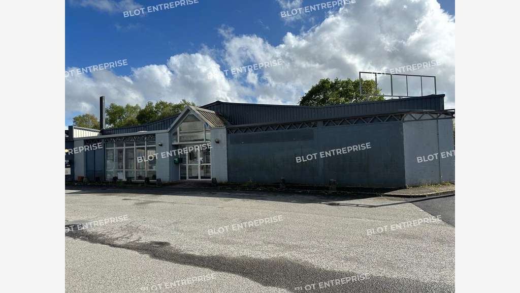 Local commercial 830m² en ZAC à Saint-Thuriau