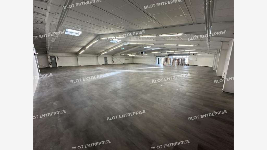 Local commercial 830m² en ZAC à Saint-Thuriau