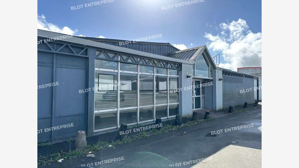 Local commercial 830m² en ZAC à Saint-Thuriau