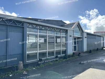 Local commercial 830m² en ZAC à Saint-Thuriau
