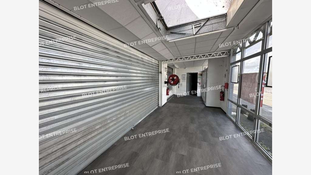 Local commercial 830m² en ZAC à Saint-Thuriau