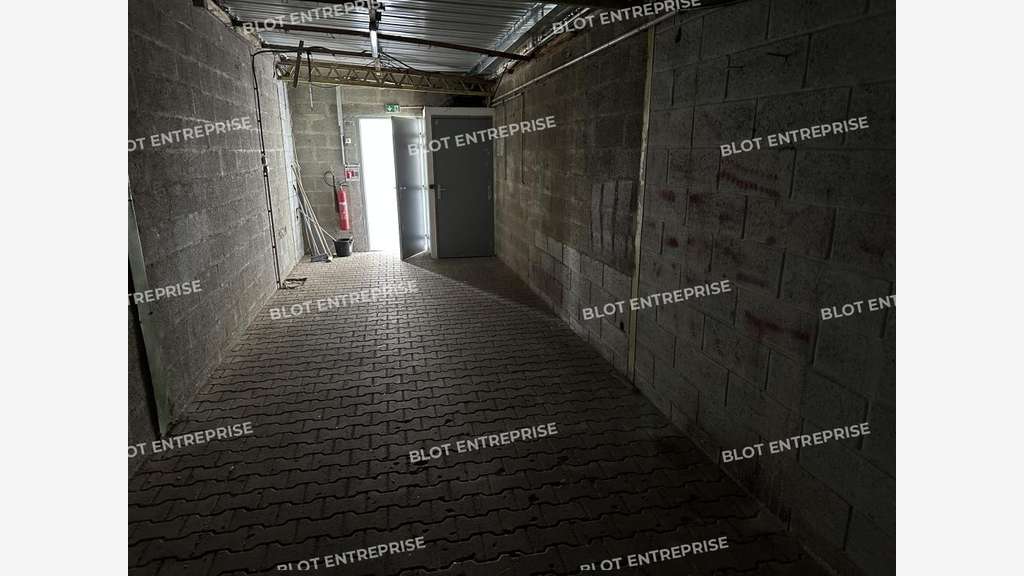 Local commercial 830m² en ZAC à Saint-Thuriau