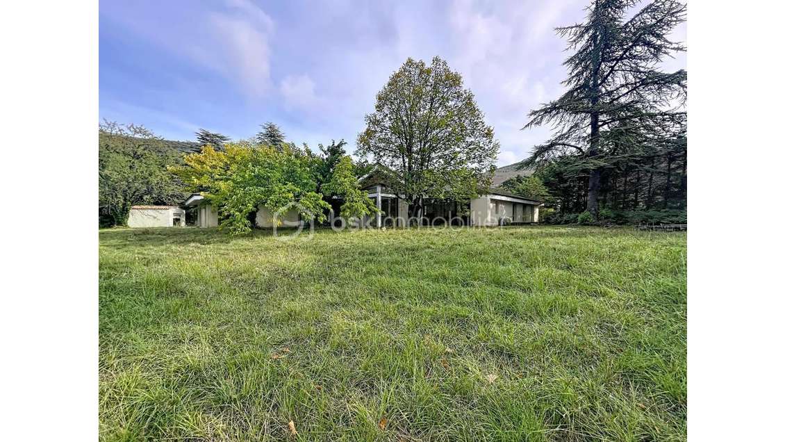 Vente locaux 430m² à Saint-Vallier-de-Thiey