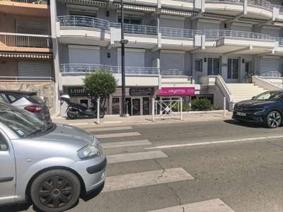 A vendre Sainte-Maxime, front de mer, local  95 m2