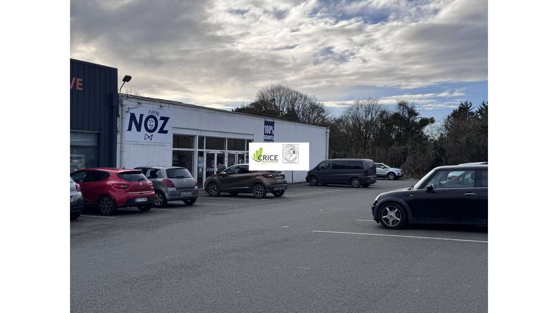 AV murs commerciaux 400m² Saintes bel empl