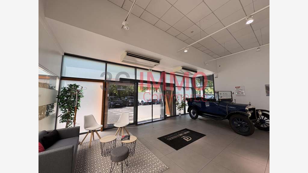 Vente local commercial loué de 2490m² à Saintes