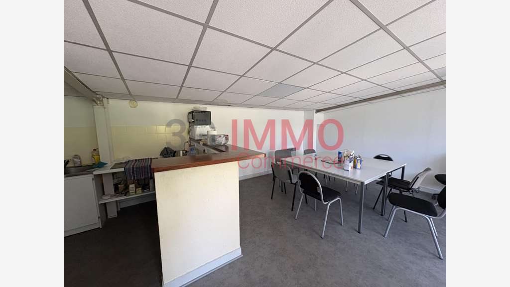 Vente local commercial loué de 2490m² à Saintes