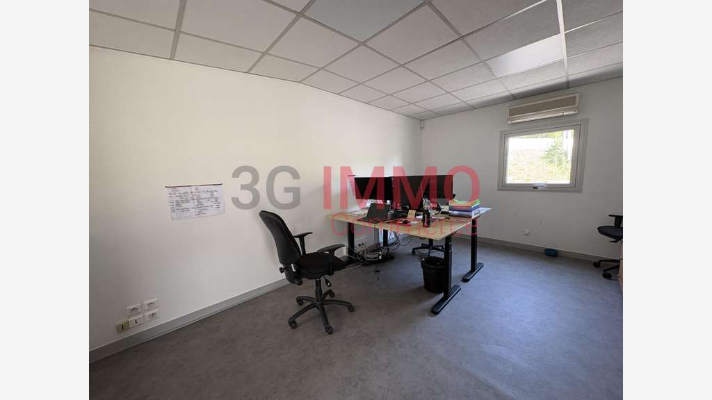 Vente local commercial loué de 2490m² à Saintes