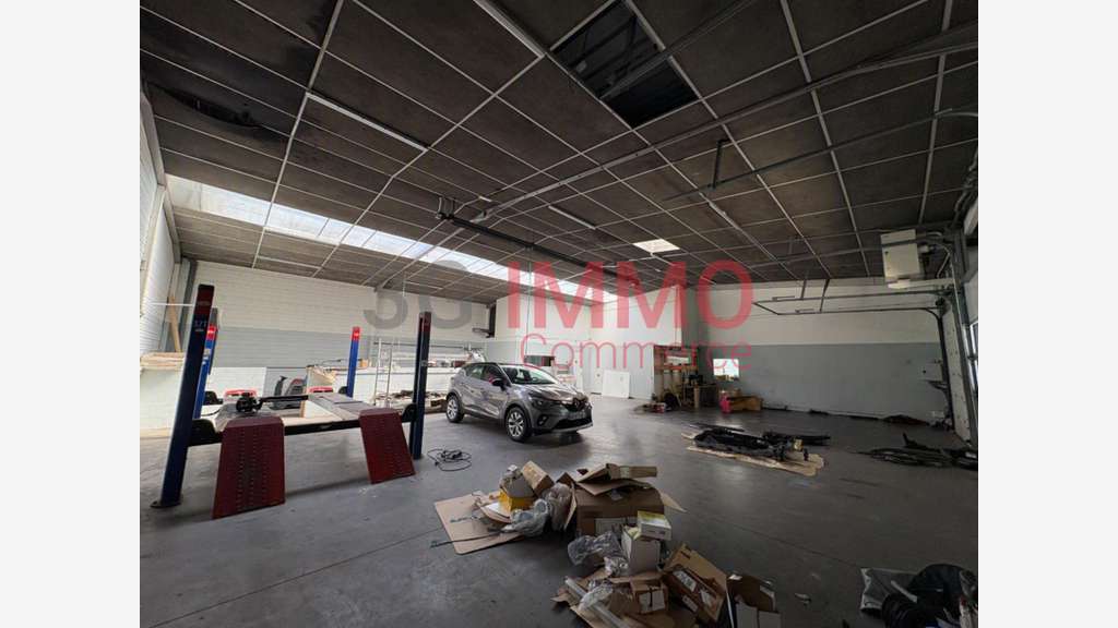 Vente local commercial loué de 2490m² à Saintes